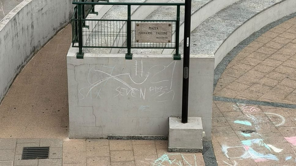 Bulgarograsso, bambini imbrattano i muri. Il sindaco: «I genitori dove sono?»
