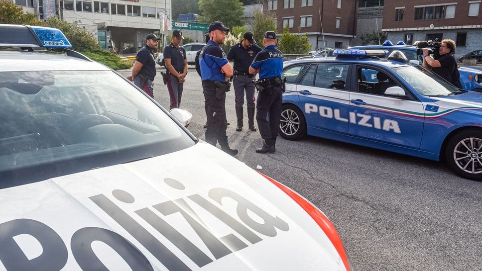 Furgone forza posto di blocco in dogana, la polizia svizzera sconfina per inseguirlo fino a Cadorago