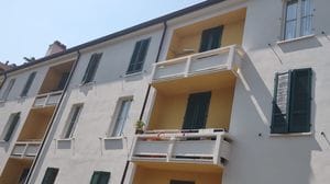 Un anno senza le persiane. Arrivano, ma sono sbagliate