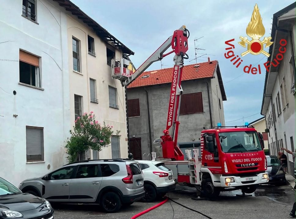 Cantù, incendio a un appartamento: impegnate quattro squadre dei vigili del fuoco 
