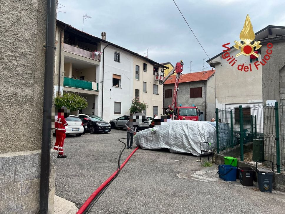 Cantù, incendio a un appartamento: impegnate quattro squadre dei vigili del fuoco 