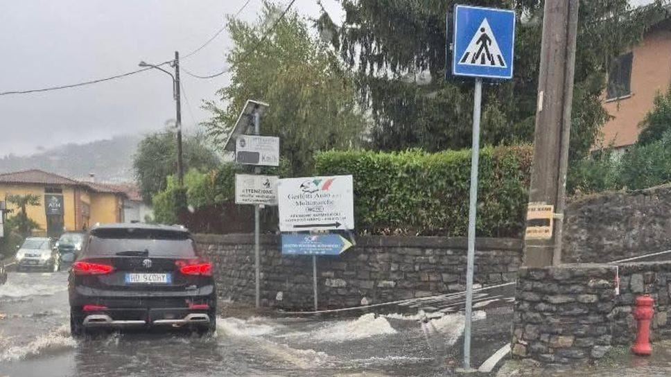Maltempo, smottamento sulla Regina. Statale chiusa da Domaso a Gera Lario 