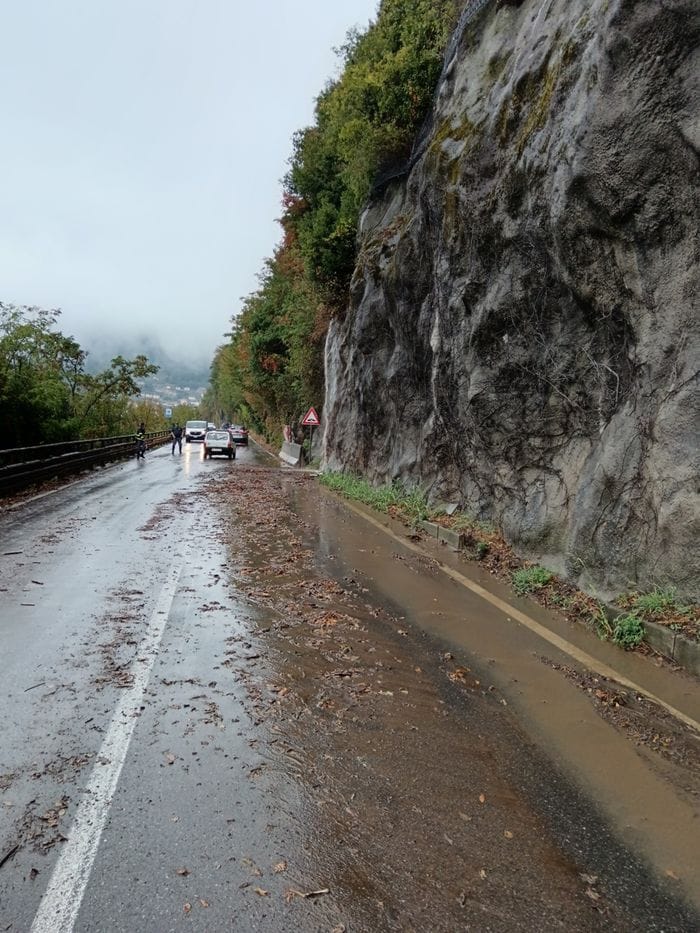 Pochi minuti di pioggia torrenziale  e già disagi alla viabilità: fango sulla Regina tra Argegno e Colonno, strada riaperta in tarda mattinata