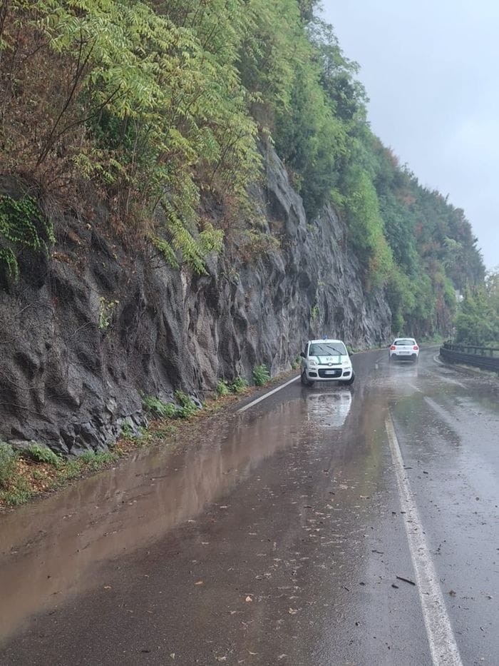 Pochi minuti di pioggia torrenziale  e già disagi alla viabilità: fango sulla Regina tra Argegno e Colonno, strada riaperta in tarda mattinata
