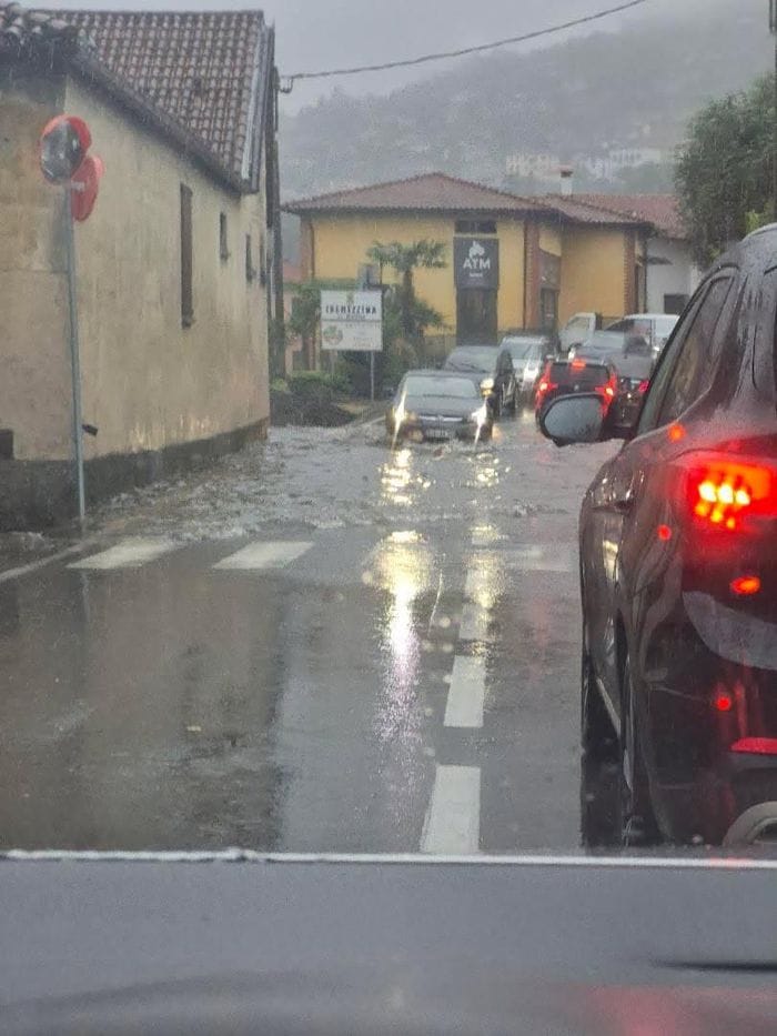 Pochi minuti di pioggia torrenziale  e già disagi alla viabilità: fango sulla Regina tra Argegno e Colonno, strada riaperta in tarda mattinata