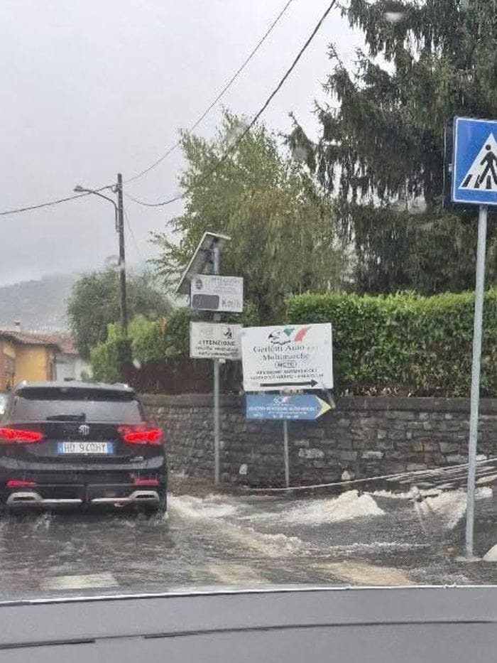 Pochi minuti di pioggia torrenziale  e già disagi alla viabilità: fango sulla Regina tra Argegno e Colonno, strada riaperta in tarda mattinata
