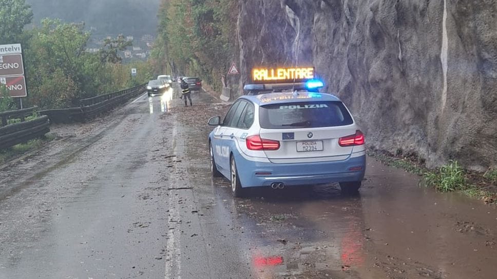 Pochi minuti di pioggia torrenziale  e già disagi alla viabilità: fango sulla Regina tra Argegno e Colonno, strada riaperta in tarda mattinata