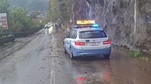 Pochi minuti di pioggia torrenziale  e già disagi alla viabilità: fango sulla Regina tra Argegno e Colonno, strada riaperta in tarda mattinata