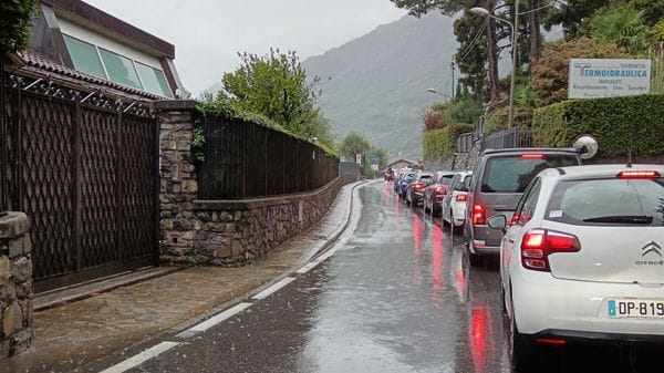 Code a Ossuccio, ma la Regina regge con i movieri. Si aspetta la fine della pioggia