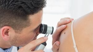 Melanoma, diagnosi raddoppiate nel Comasco: quasi 400 interventi all’anno