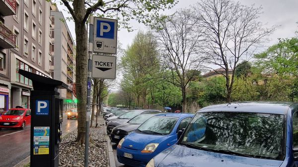 Viale Varese ad una corsia per tre mesi: cantiere in pausa solo per il Giro di Lombardia
