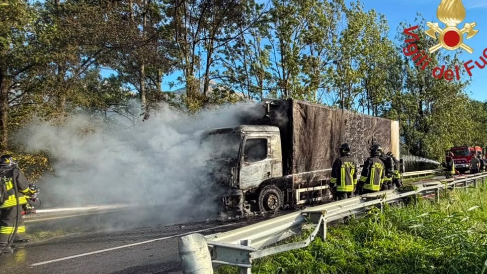 Camion in fiamme sulla Regina: per fortuna nessun ferito