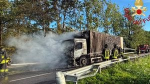 Camion in fiamme sulla Regina: per fortuna nessun ferito