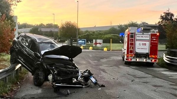 Incidente in Pedemontana, l’auto si ribalta sul guard rail