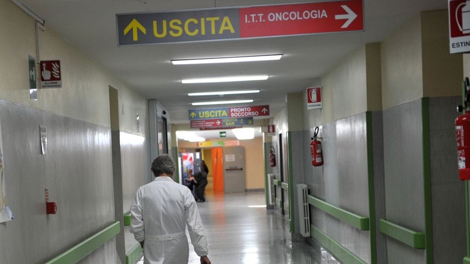 Sanità nel Comasco: mancano 500 operatori. Più ricorso al privato