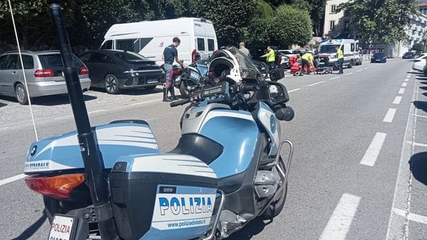 Scooter contro un’auto: feriti due turisti a Griante