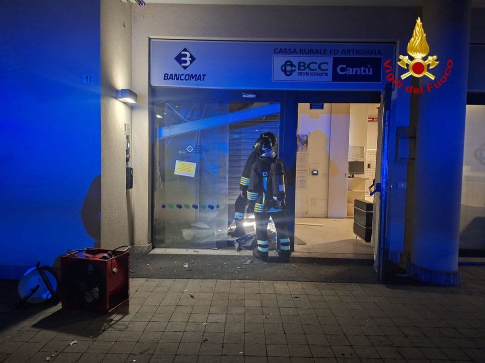 Esplosione al bancomat di Carugo, danni alla filiale
