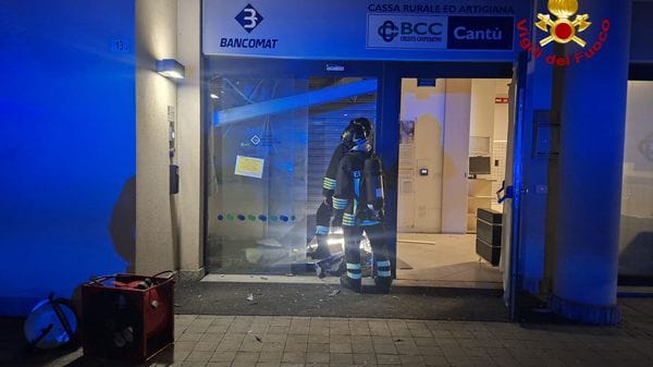 Esplosione al bancomat di Carugo, danni alla filiale