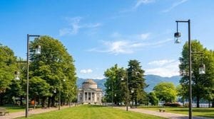 Giardini a lago, si cambia: addio ai lampioni ispirati a Renzo Piano