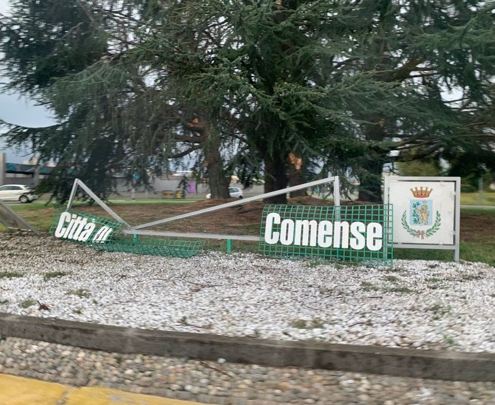 Maltempo, alberi caduti, blackout e danni. Voragine sulla Dongo - Garzeno