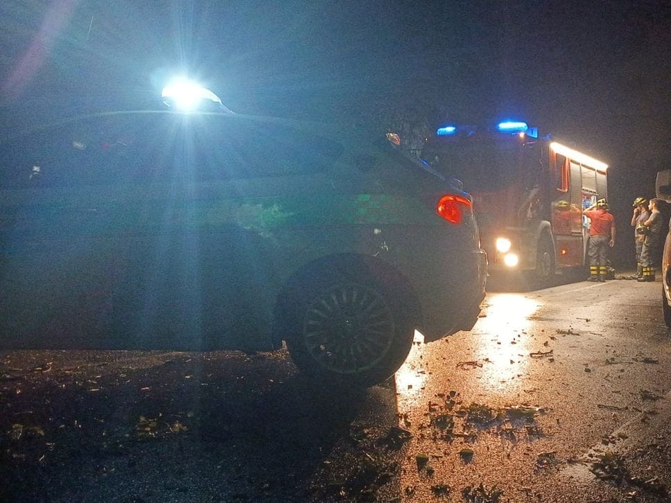 Maltempo, alberi caduti, blackout e danni. Voragine sulla Dongo - Garzeno