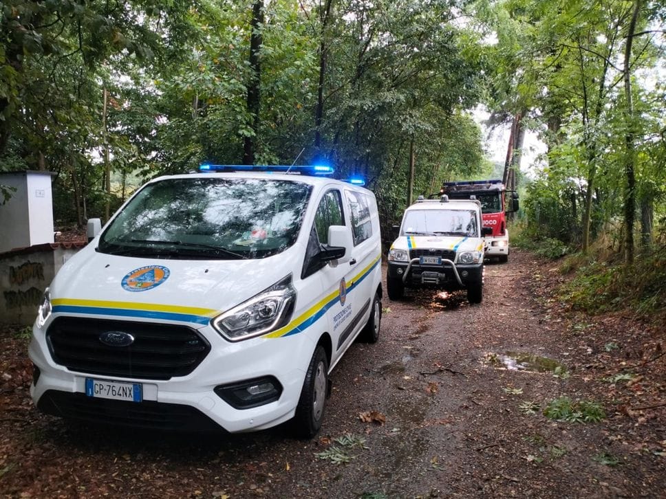 Maltempo, alberi caduti, blackout e danni. Voragine sulla Dongo - Garzeno