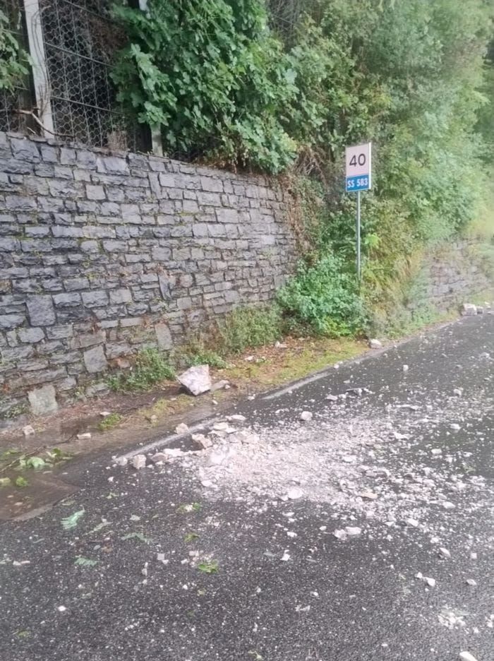 Maltempo, alberi caduti, blackout e danni. Voragine sulla Dongo - Garzeno