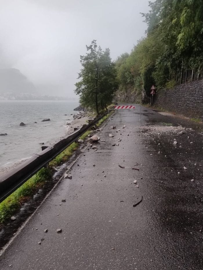 Maltempo, alberi caduti, blackout e danni. Voragine sulla Dongo - Garzeno