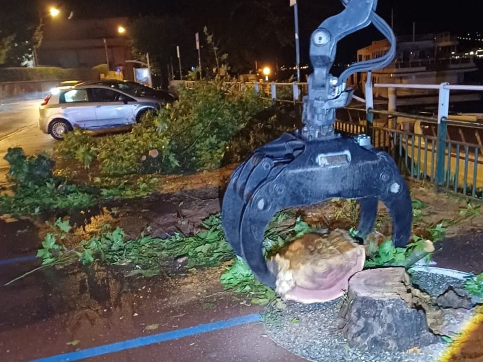 Maltempo, alberi caduti, blackout e danni. Voragine sulla Dongo - Garzeno