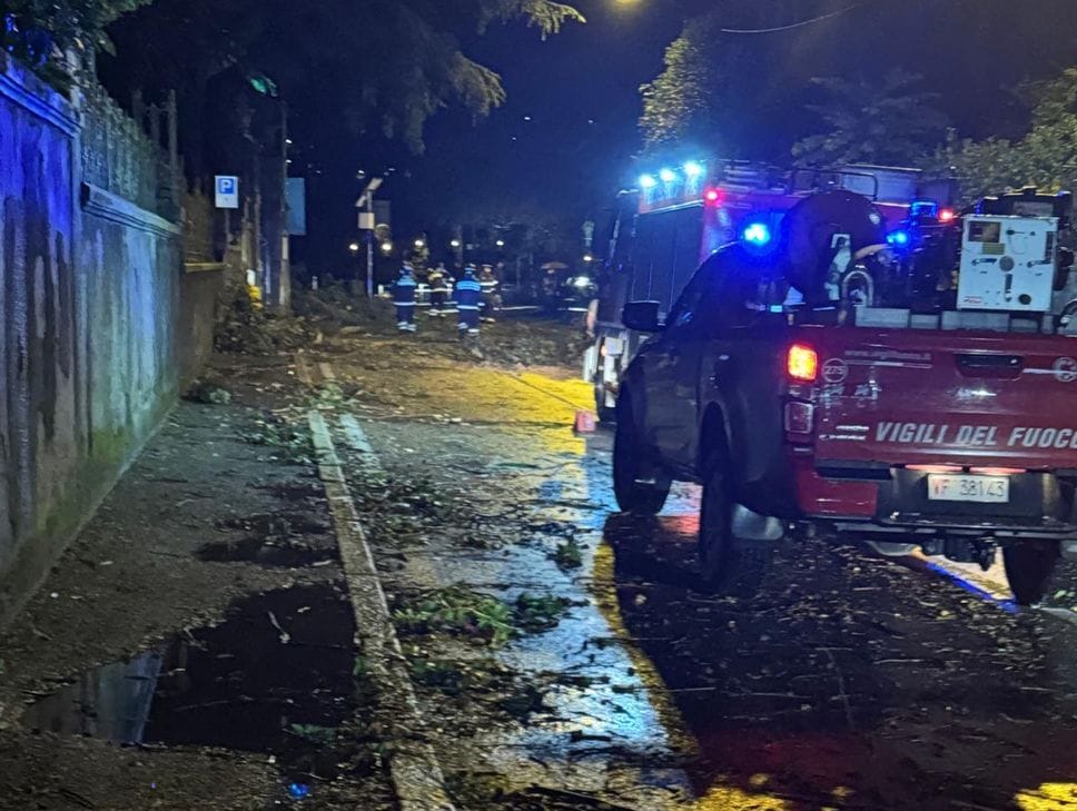 Maltempo, alberi caduti, blackout e danni. Voragine sulla Dongo - Garzeno