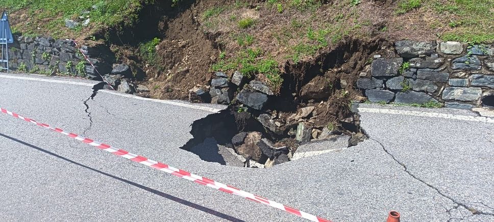 Maltempo, alberi caduti, blackout e danni. Voragine sulla Dongo - Garzeno