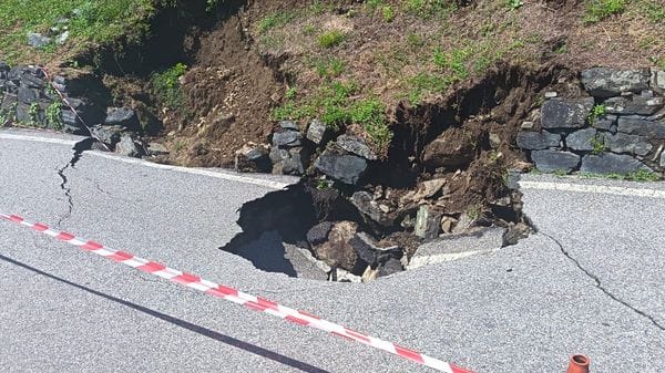 Maltempo, alberi caduti, blackout e danni. Voragine sulla Dongo - Garzeno