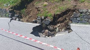 Maltempo, alberi caduti, blackout e danni. Voragine sulla Dongo - Garzeno