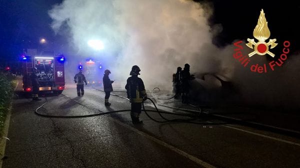 Auto in fiamme sulla Provinciale