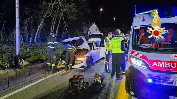 Como, auto contro un palo in via Bellinzona: ferito un giovane