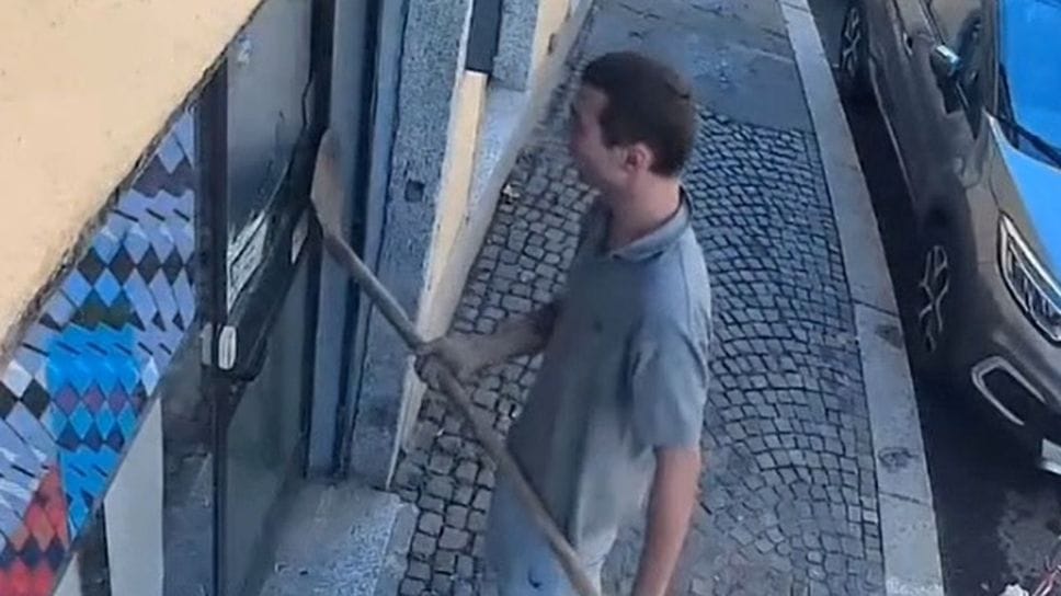 Como, aggrediscono operaio e spaccano una vetrina