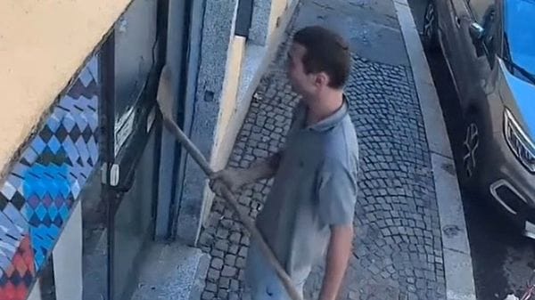Como, aggrediscono operaio e spaccano una vetrina