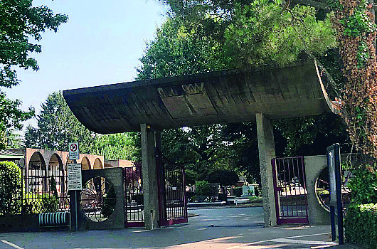 Olgiate, cimitero terreno di caccia dei ladri. Tra finestrini infranti e fiori rubati