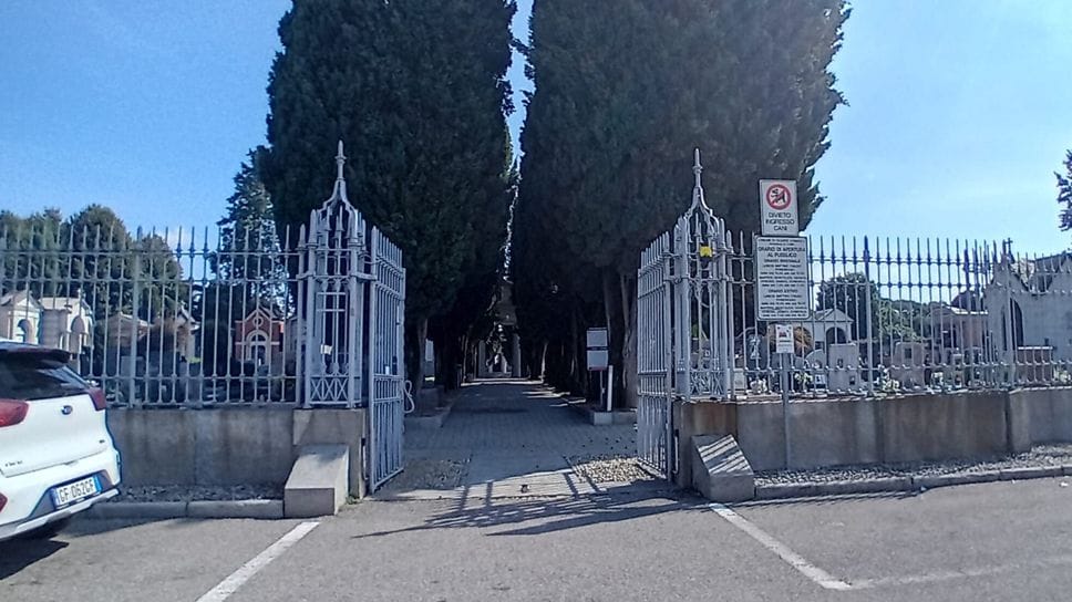 Olgiate, cimitero terreno di caccia dei ladri. Tra finestrini infranti e fiori rubati