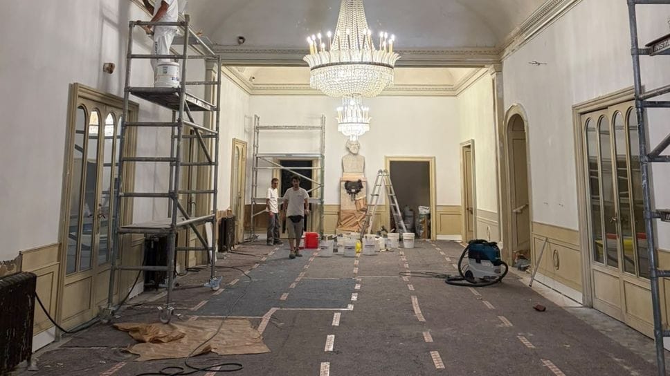 Teatro Sociale, il foyer si tinge di verde. Rinnovate anche boiserie e luci