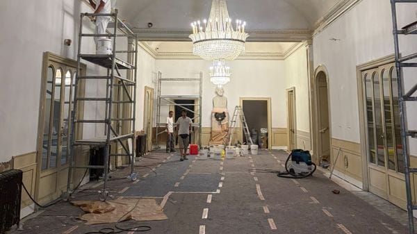 Teatro Sociale, il foyer si tinge di verde. Rinnovate anche boiserie e luci