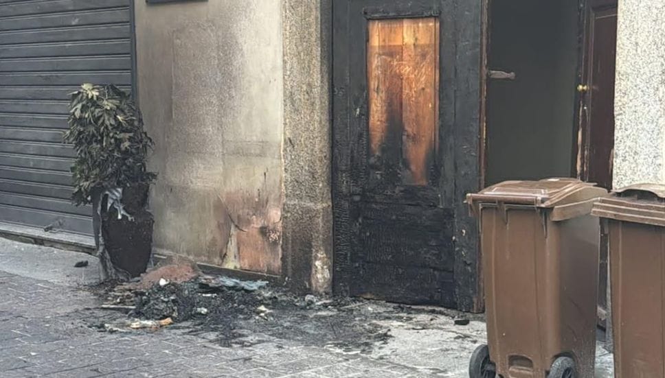 A fuoco il portone di un palazzo in via Cinque Giornate: si indaga sulle cause