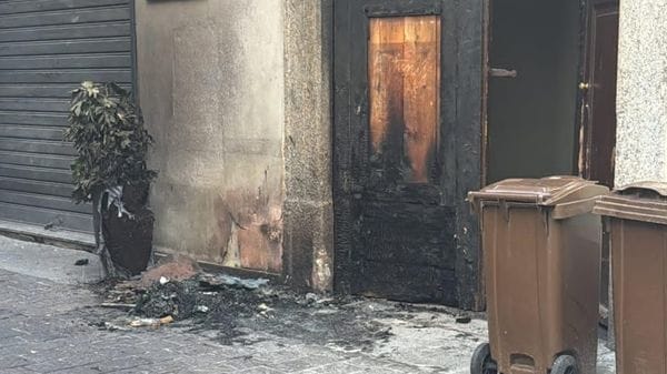 A fuoco il portone di un palazzo in via Cinque Giornate: si indaga sulle cause