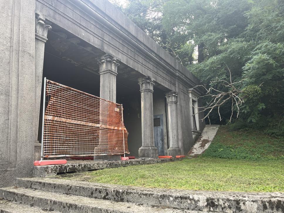 Viaggio nel degrado dei cimiteri di periferia, a Como