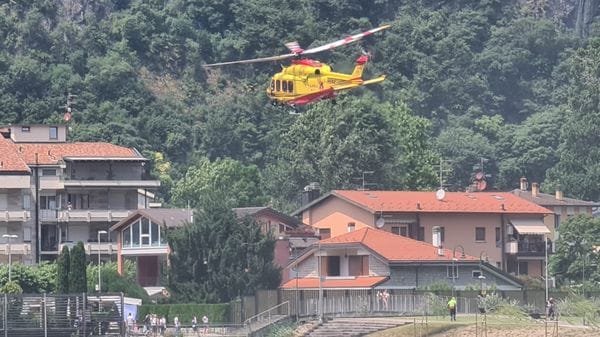 Cade dalla moto a causa di un malore. Grave frontaliere che tornava a casa