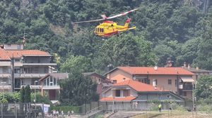 Cade dalla moto a causa di un malore. Grave frontaliere che tornava a casa