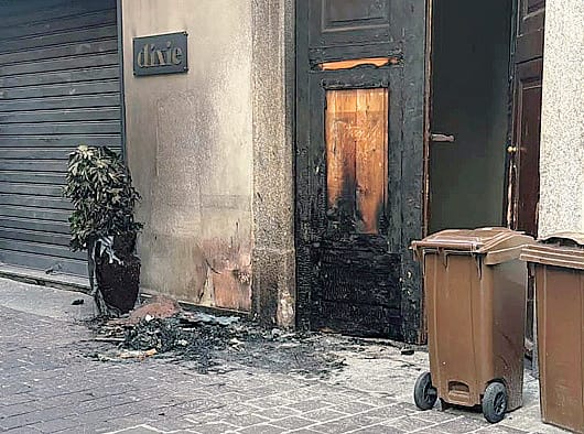 Incendio in via Cinque Giornate Colpa di una sigaretta nei rifiuti