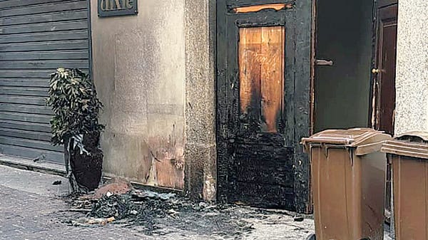 Incendio in via Cinque Giornate Colpa di una sigaretta nei rifiuti