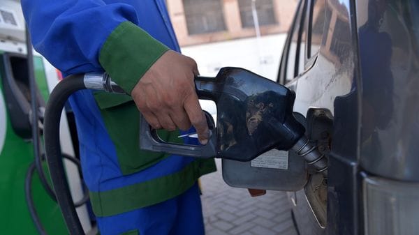 La “benzina del sindaco” per tagliare i prezzi: l’idea stuzzica i Comuni 
