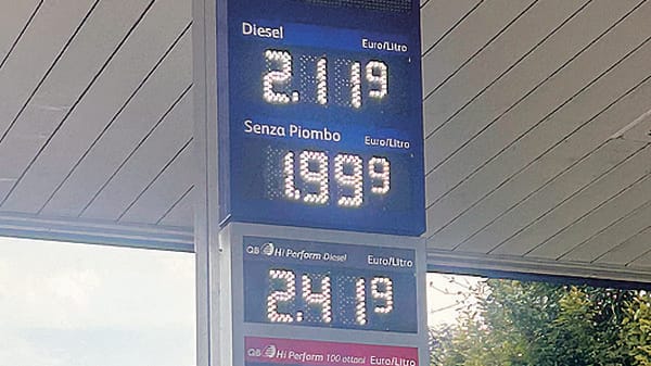 «Prezzi sbagliati al distributore». Chiamato il 117